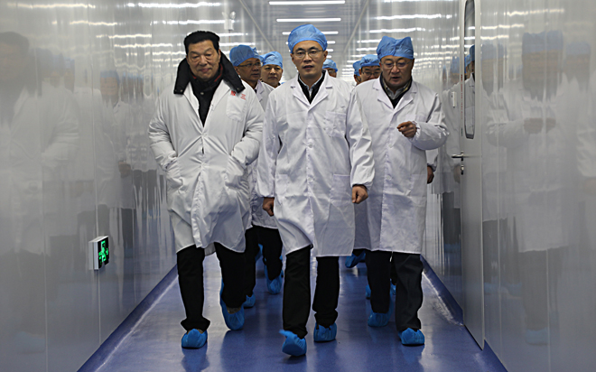 縣委副書(shū)記、縣長(zhǎng)田晨光來(lái)我公司看望堅(jiān)持節(jié)日期間生產(chǎn)的一線員工。.jpg 縣委副書(shū)記、縣長(zhǎng)田晨光來(lái)我公司看望堅(jiān)持節(jié)日期間生產(chǎn)的一線員工。.jpg